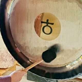 Gong Meditation und Klagmeditation Ein Gong steht im Raum.